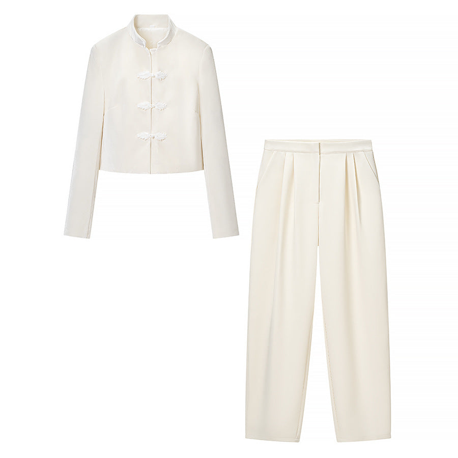 Damen Zweiteiliges Ensemble aus Kurzjacke mit Stehkragen und Froschverschlüssen und hochtaillierter Plissee-Hose Shop Nory