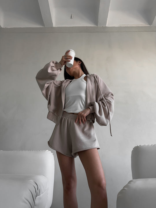 Damen oversized Cropped-Zip-Hoodie mit voluminösen Ballonärmeln und elastischer High‑Waist Loungeboxer-Shorts Shop Nory