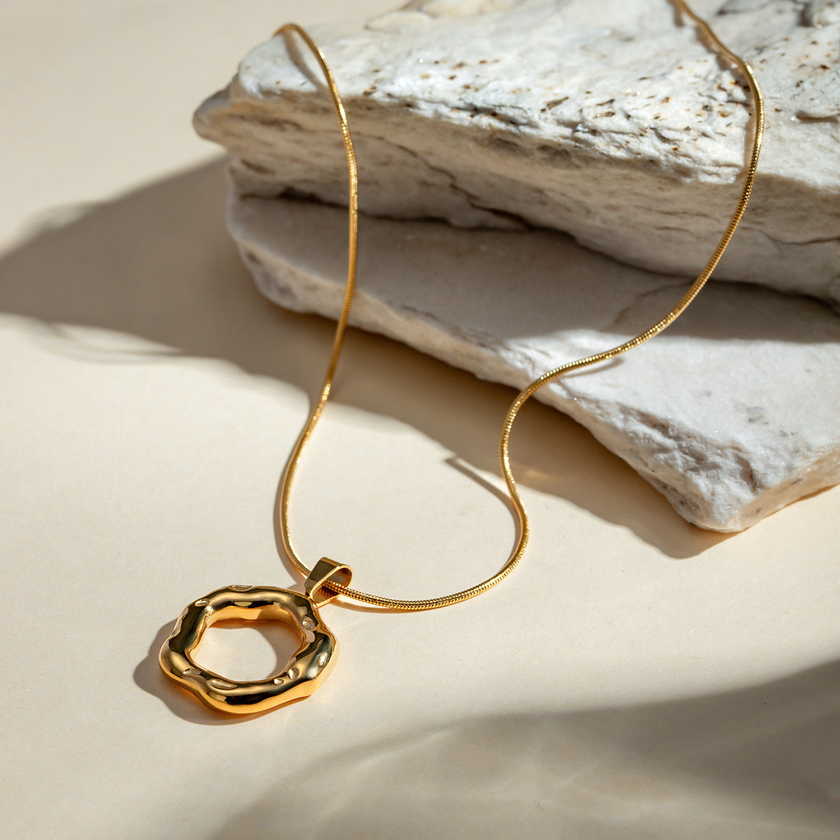 Damen Halskette mit stilvollem kreisförmigem Anhänger und verstellbarem Design Shop Nory