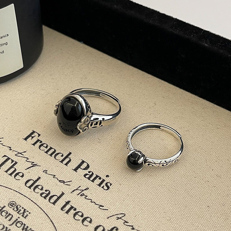 Damenring mit elegantem, ovalem Onyx und detailreicher Silberfassung Shop Nory