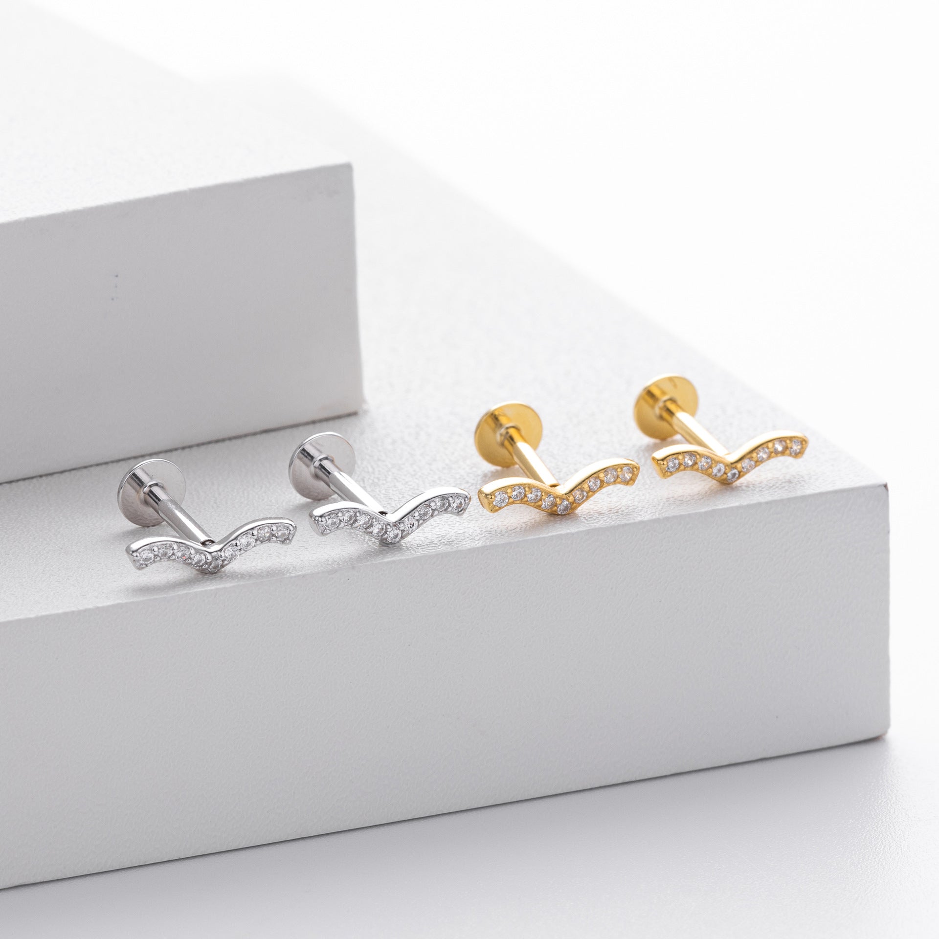 Damen Ohrstecker in modernem Schwungdesign mit funkelnden Zirkonia aus hochwertigem 925 Sterlingsilber Shop Nory