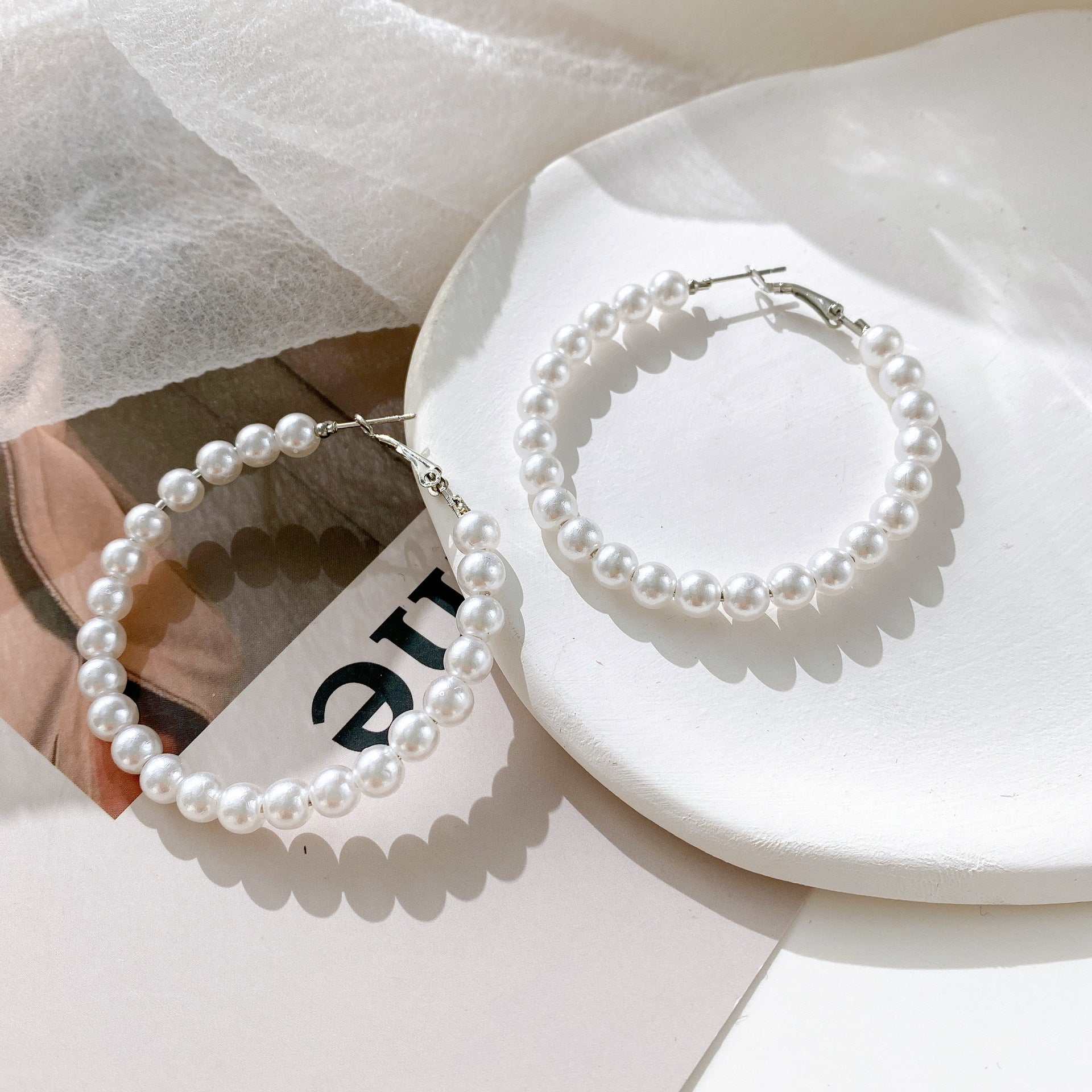 Damen Creolen mit edlen Perlen und glänzendem Verschluss Shop Nory