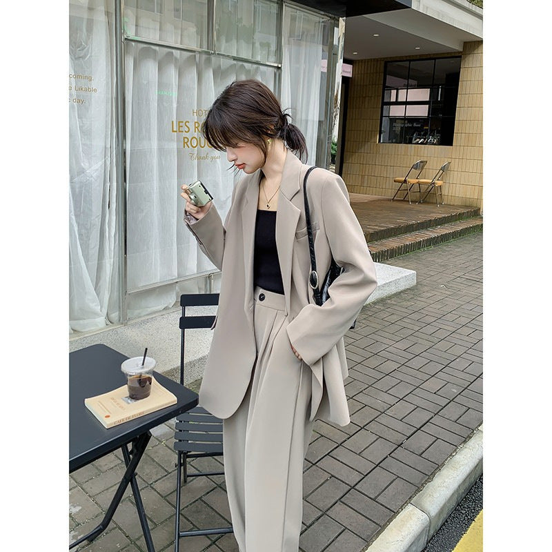 Damen Oversize-Zweiteiler aus fließendem Krepp mit Reversblazer und weiten Bundfaltenhosen Shop Nory
