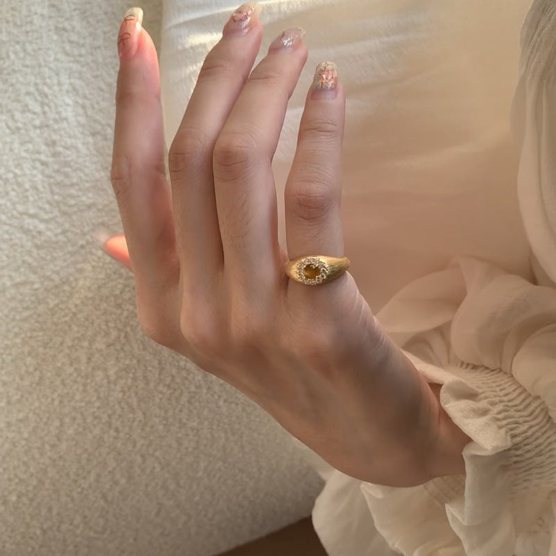 Damenring mit faszinierendem ovalem Edelstein und kunstvollem Texturdesign Shop Nory