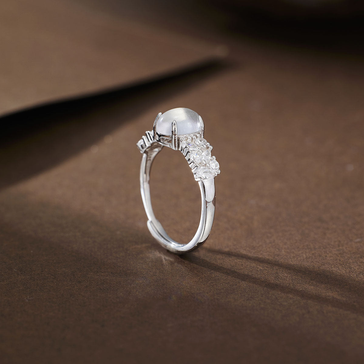 Damen Ring mit elegantem mondförmigem Edelstein und funkelnden Zirkonia-Verzierungen Shop Nory
