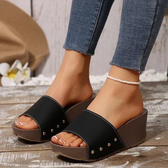 Damen Keil-Pantoletten mit breitem Riemen, Nietenakzent und ergonomischer Keilsohle Shop Nory