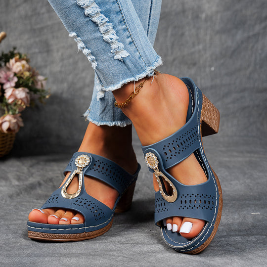 Damen Sandaletten mit Blockabsatz, perforiertem Obermaterial und Schmuckapplikation Shop Nory