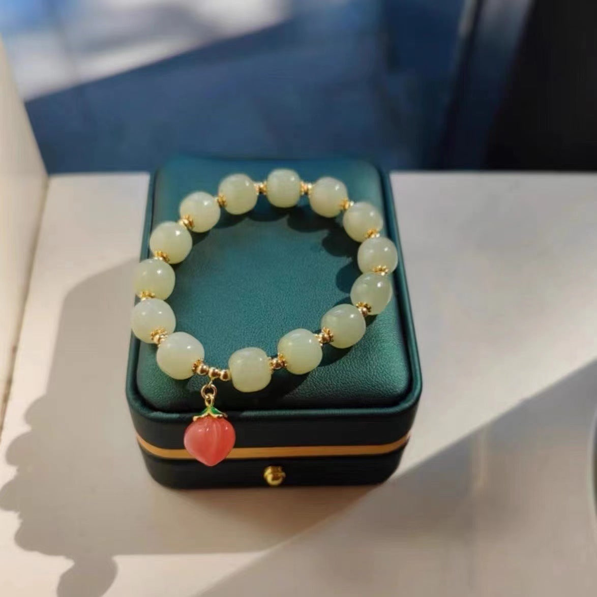 Damenarmband mit handgefertigten Jade- und Achat-Elementen sowie charmantem Obstanhänger Shop Nory
