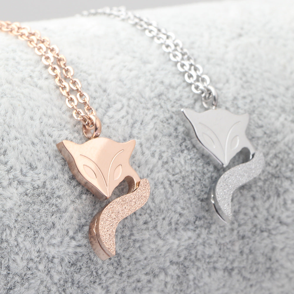 Damen Halskette mit kunstvollem Fuchs-Anhänger und glitzerndem Detail Shop Nory
