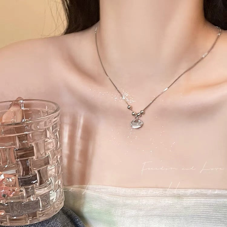 Damen Halskette mit elegantem, ovalem Anhänger und funkelnden Perlendetails Shop Nory