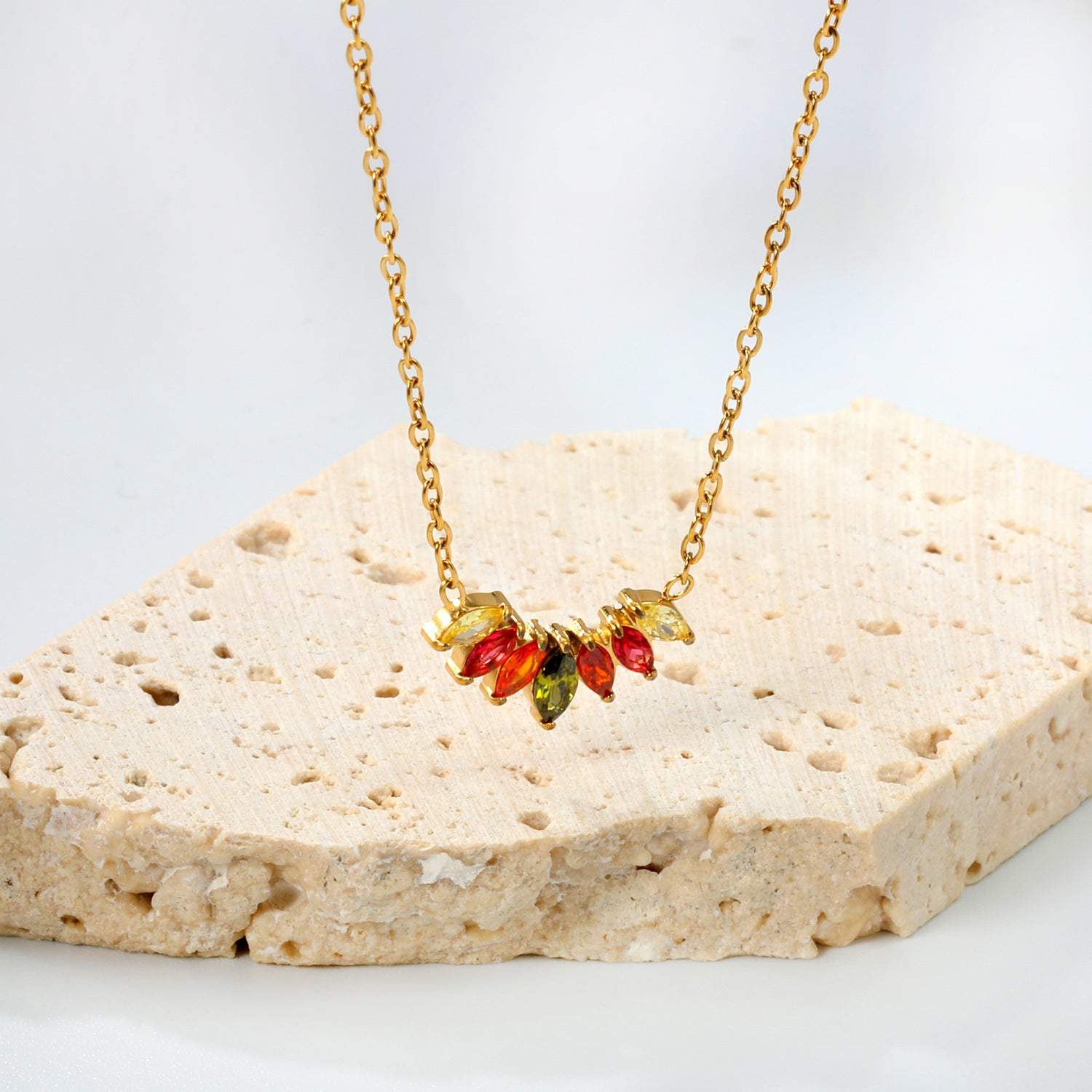 Damen Halskette mit funkelnden Zirkonia-Elementen und goldplattierter Kette Shop Nory