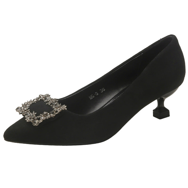 Damen Spitz zulaufende Satin-Pumps mit quadratischem Strassornament und skulpturellem Kittenabsatz Shop Nory