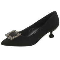 Schwarz mit Schneeflocken-Detail, Kitten-Heel (5 cm)