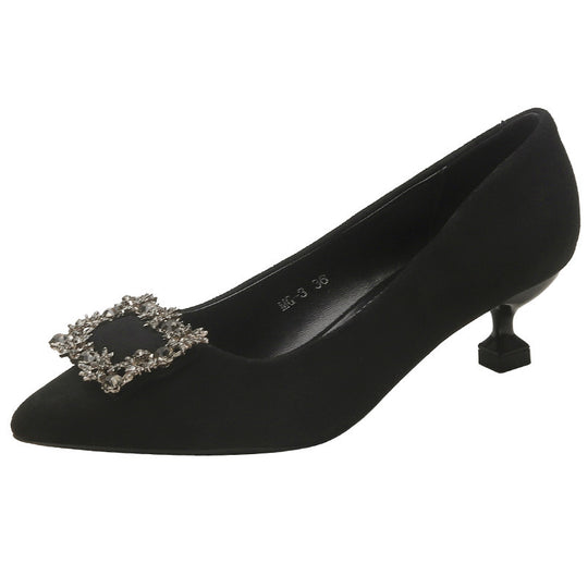 Damen Spitz zulaufende Satin-Pumps mit quadratischem Strassornament und skulpturellem Kittenabsatz Shop Nory