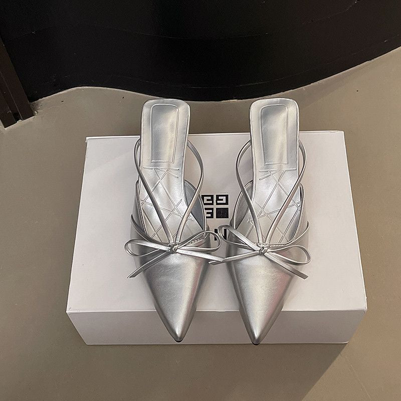 Damen Spitz zulaufende Mules mit feinen Slingback‑Riemchen und Zierschleife Shop Nory
