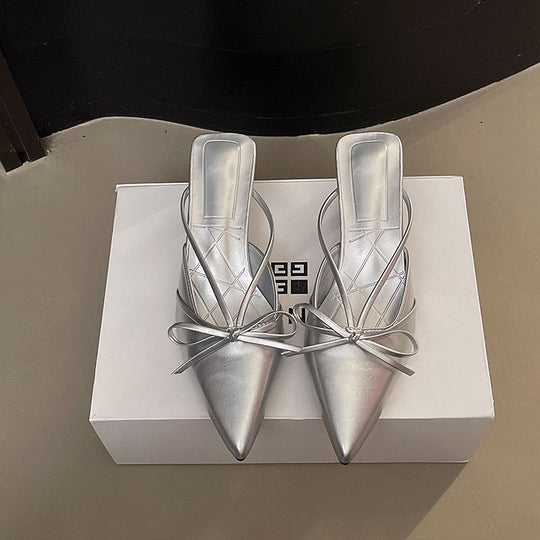 Damen Spitz zulaufende Mules mit feinen Slingback‑Riemchen und Zierschleife Shop Nory