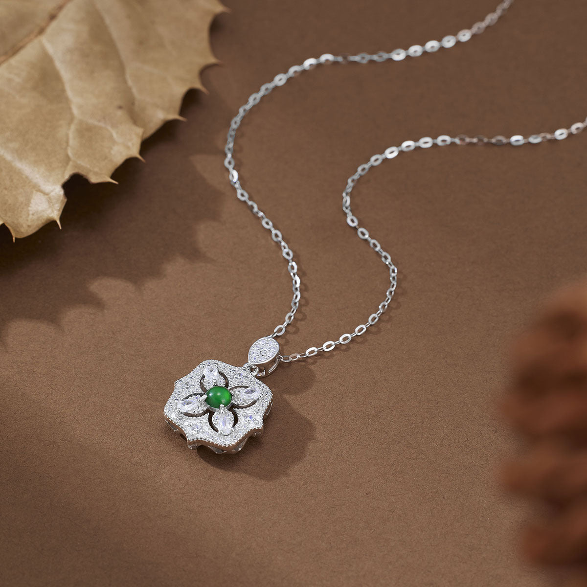 Damen Halskette mit kunstvollem Blumenanhänger und Zirkonia-Verzierungen Shop Nory