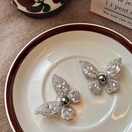 Elegante Schmetterlingsbrosche mit Kristallbesatz und Perlenapplikation