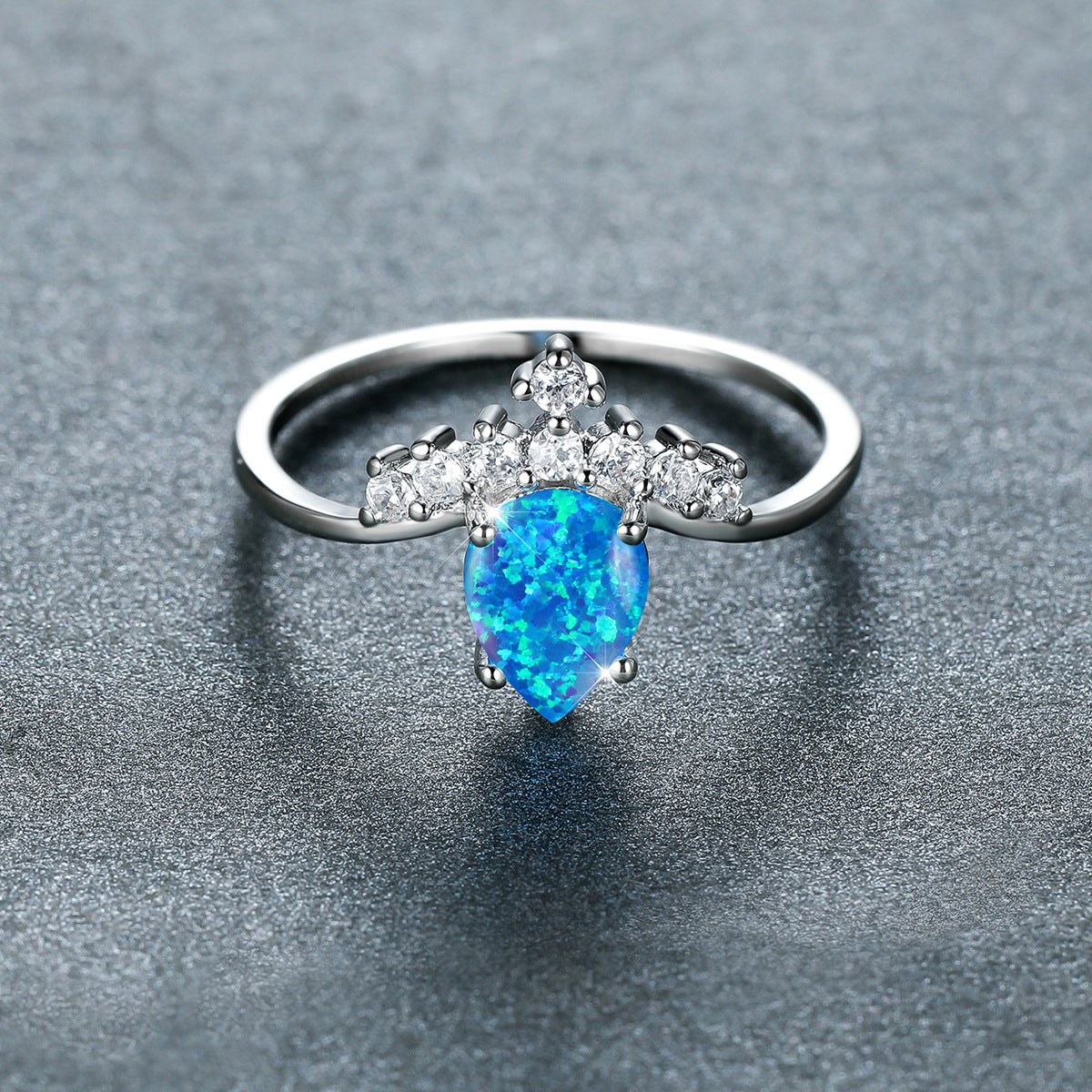 Damen Ring mit tropfenförmigem Opal und funkelnden Zirkonia-Elementen Shop Nory