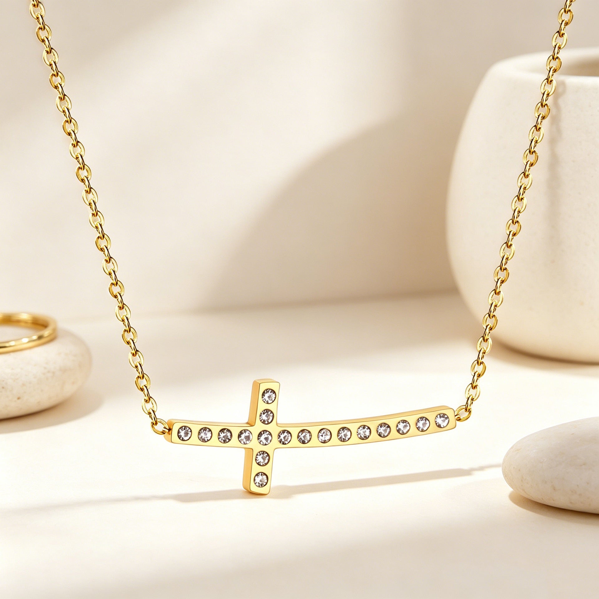 Damen Halskette mit funkelndem Kreuzanhänger aus Edelstahl und 14k Goldbeschichtung Shop Nory