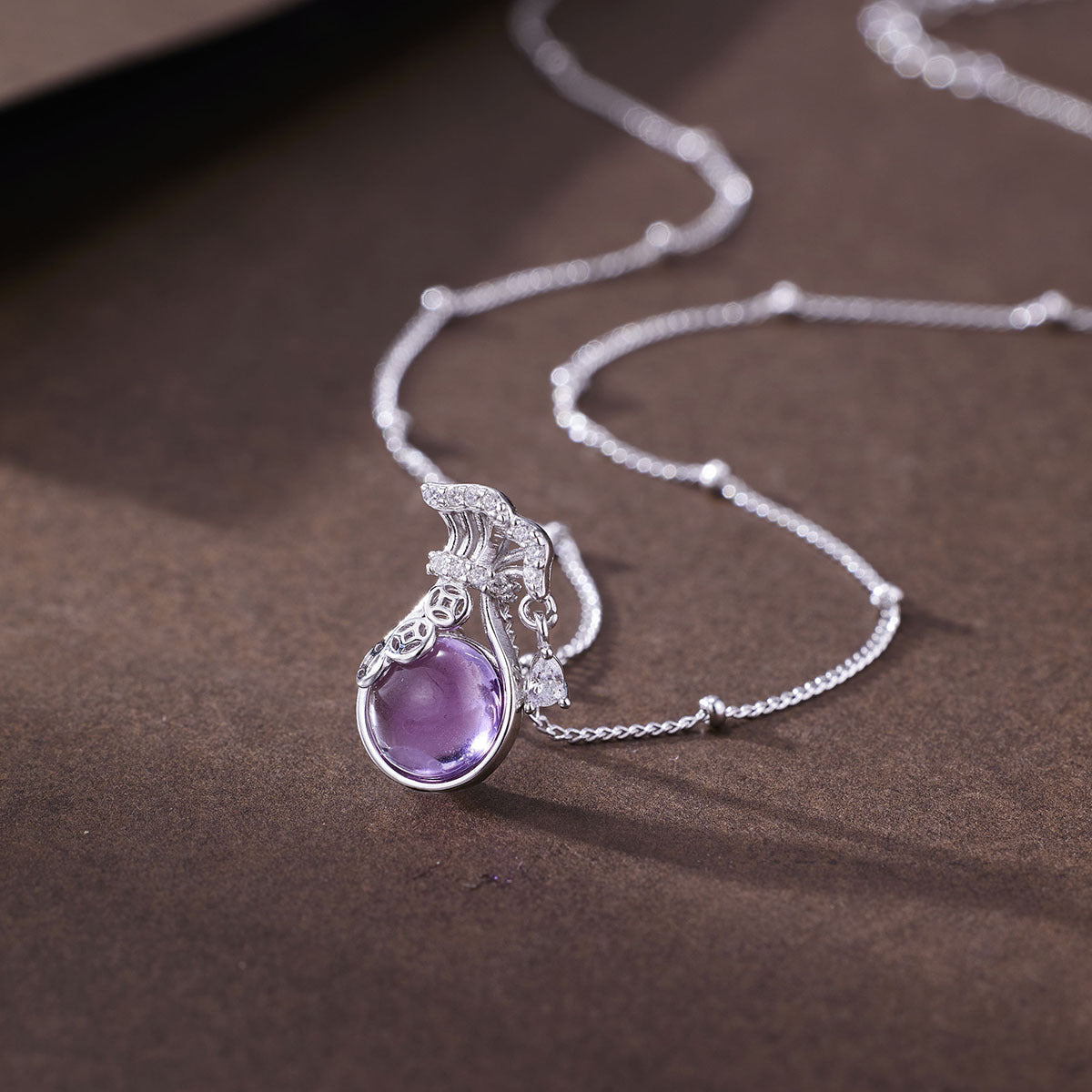 Damen elegante Halskette mit kunstvollem Anhänger und funkelnden Zirkonia Shop Nory