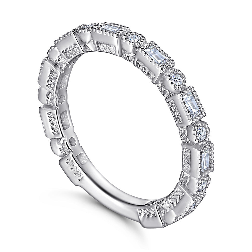 Damen Ring mit funkelnden Zirkonia-Steinen und feiner Detailverarbeitung Shop Nory