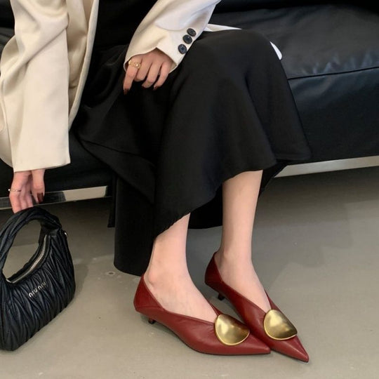 Damen Spitz zulaufende Metallic-Slipper mit dezentem Keilabsatz und appliziertem Deko‑Vamp Shop Nory