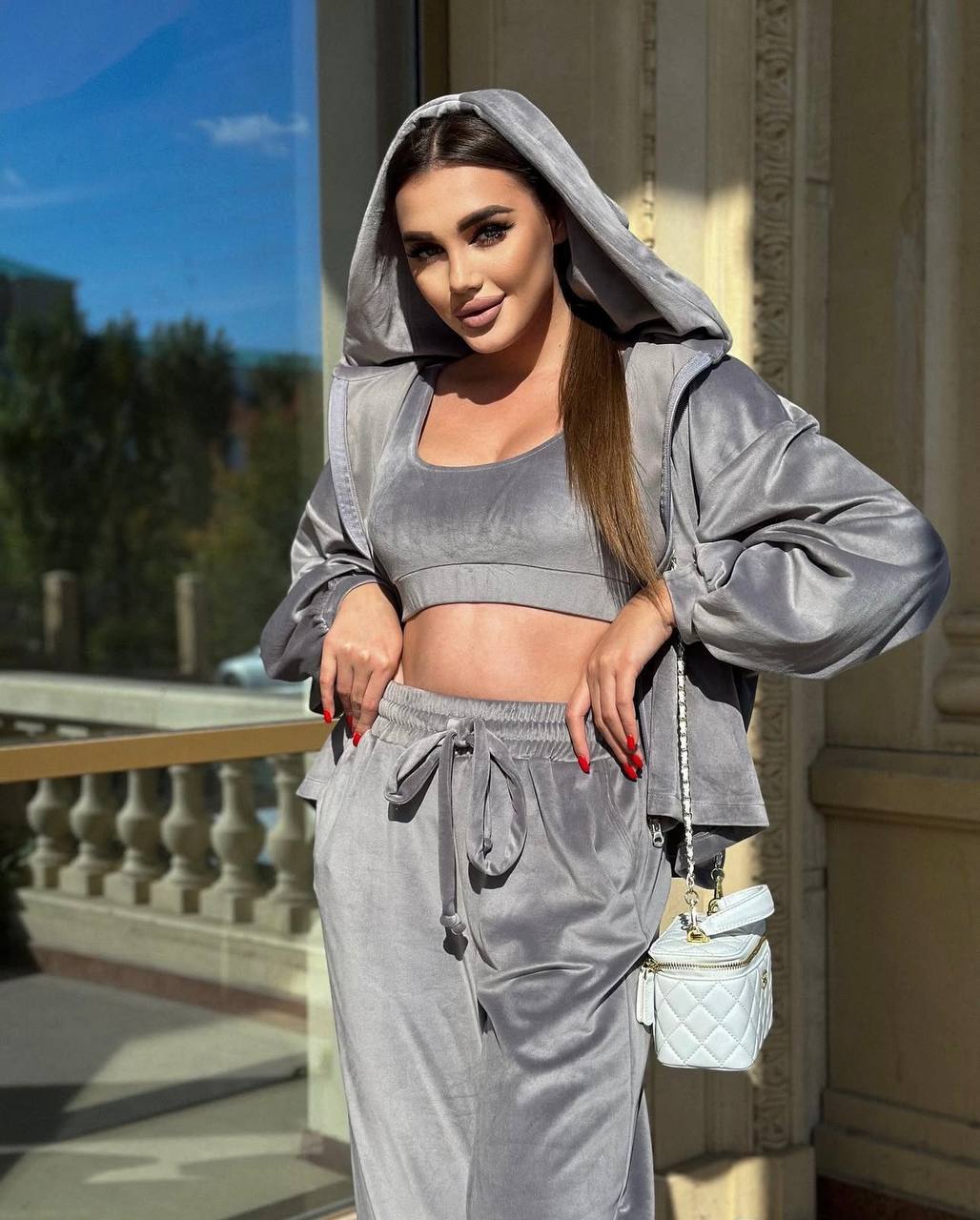 Damen Cropped Samt-Hoodie mit weitem Arm und High-Waist Jogginghose im Lounge-Set Shop Nory