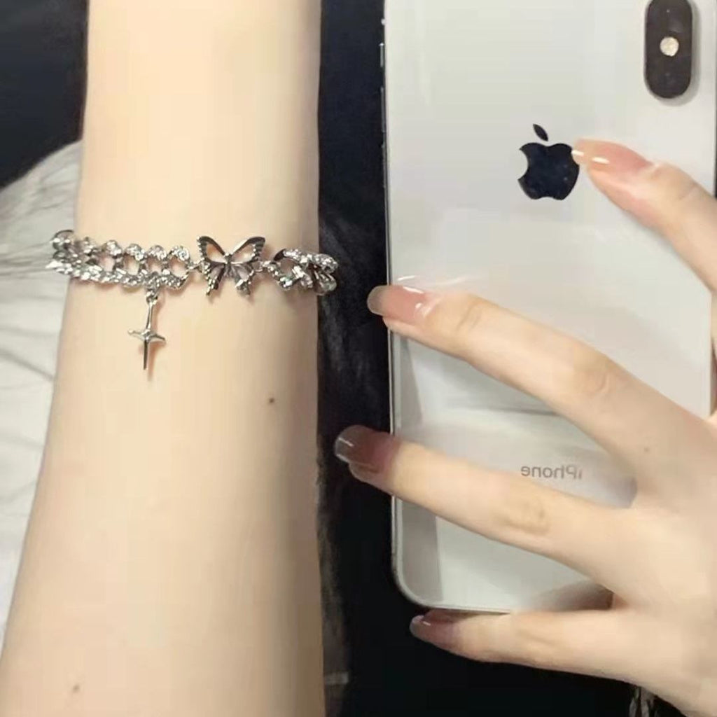 Damen Elegantes Armband mit verspieltem Schmetterlingsanhänger und funkelnden Kristallen Shop Nory