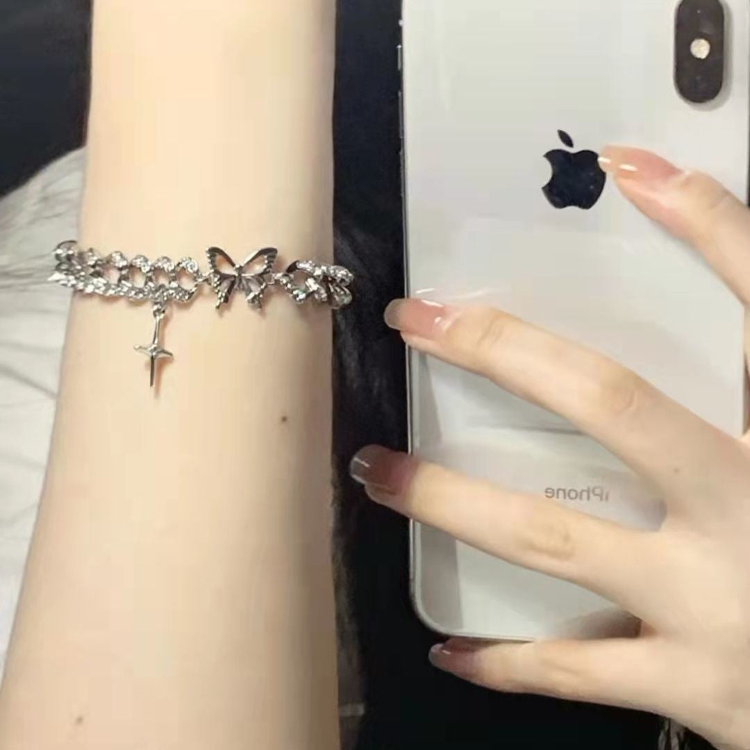 Damen Elegantes Armband mit verspieltem Schmetterlingsanhänger und funkelnden Kristallen Shop Nory