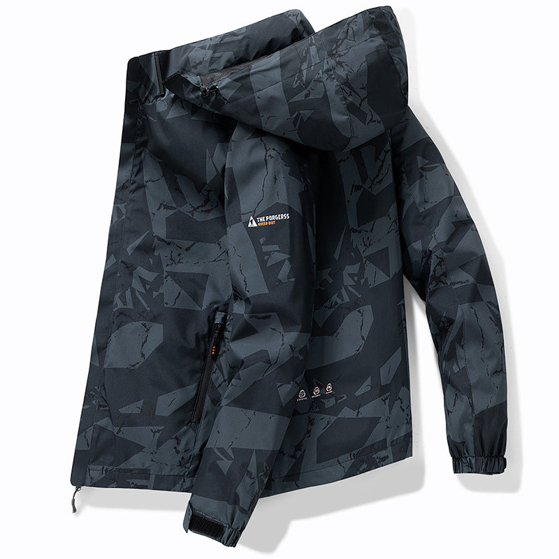 Herren Technische wasserdichte Kapuzenjacke mit grafischem Camouflage‑Print, Reißverschlusstaschen und verstellbarem Saum Shop Nory