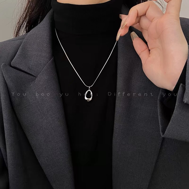 Damen Halskette mit modernem, geschwungenem Anhänger aus hochwertigem Edelstahl Shop Nory