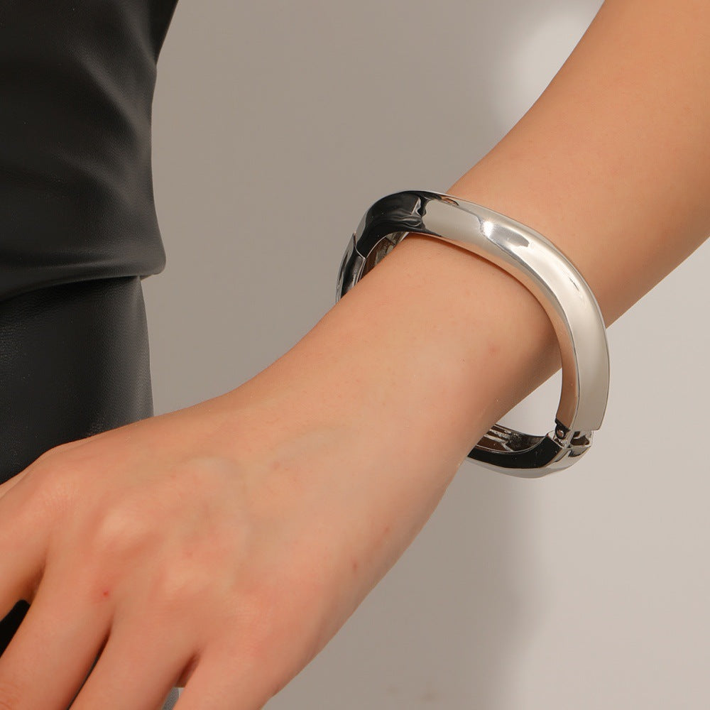 Damen Armspange mit modernem, geschwungenem Design Shop Nory