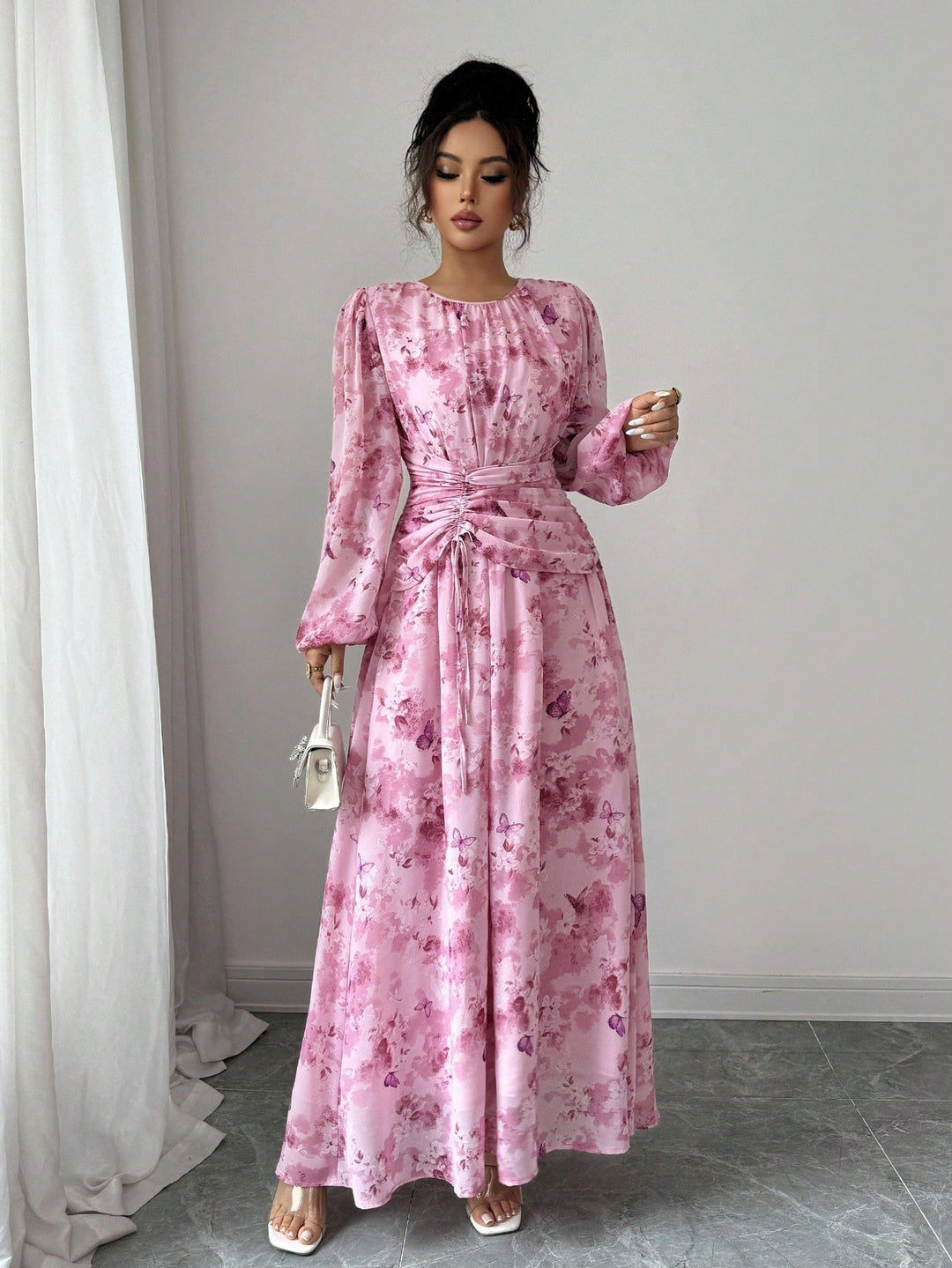 Damen Maxikleid mit floralem Schmetterlingsprint, geraffter Taillenpartie und langen Ballonärmeln Shop Nory