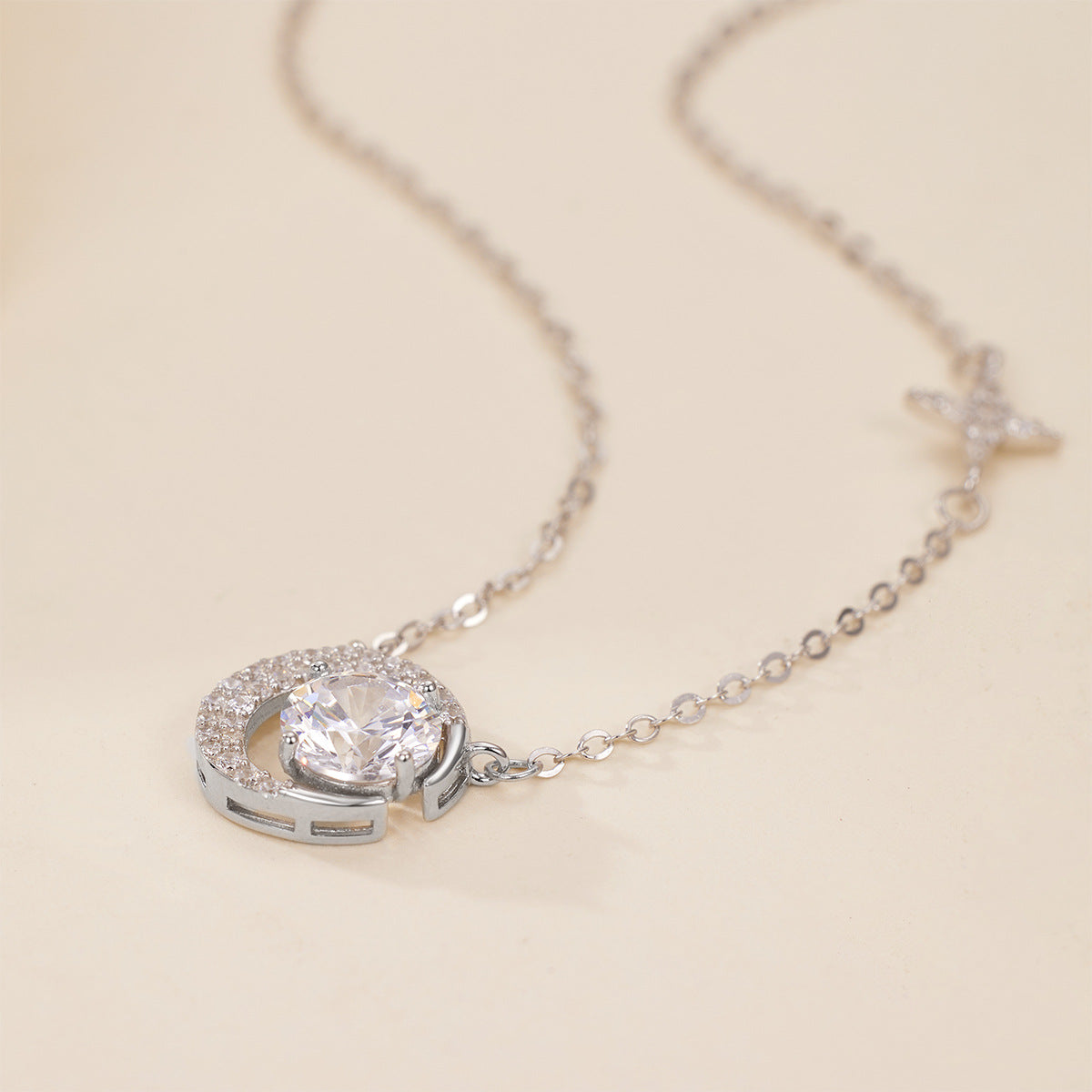 Damen Halskette mit elegantem Mond- und Sternanhänger Shop Nory