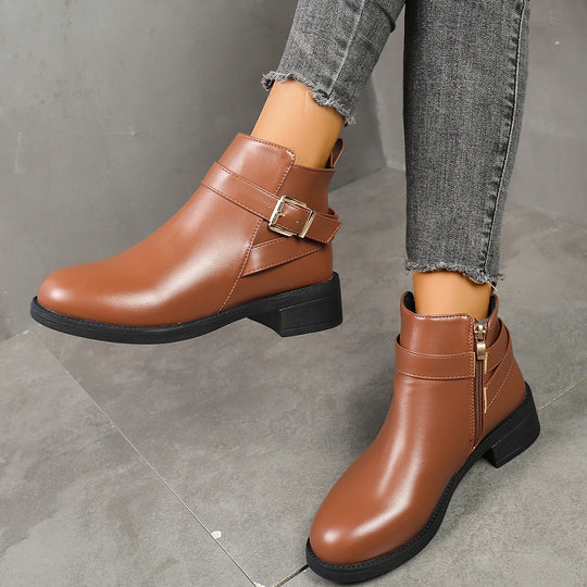 Damen kurze Biker-Stiefelette mit dekorativer Schnallenlasche, seitlichem Reißverschluss und gepolstertem Komfortfußbett Shop Nory