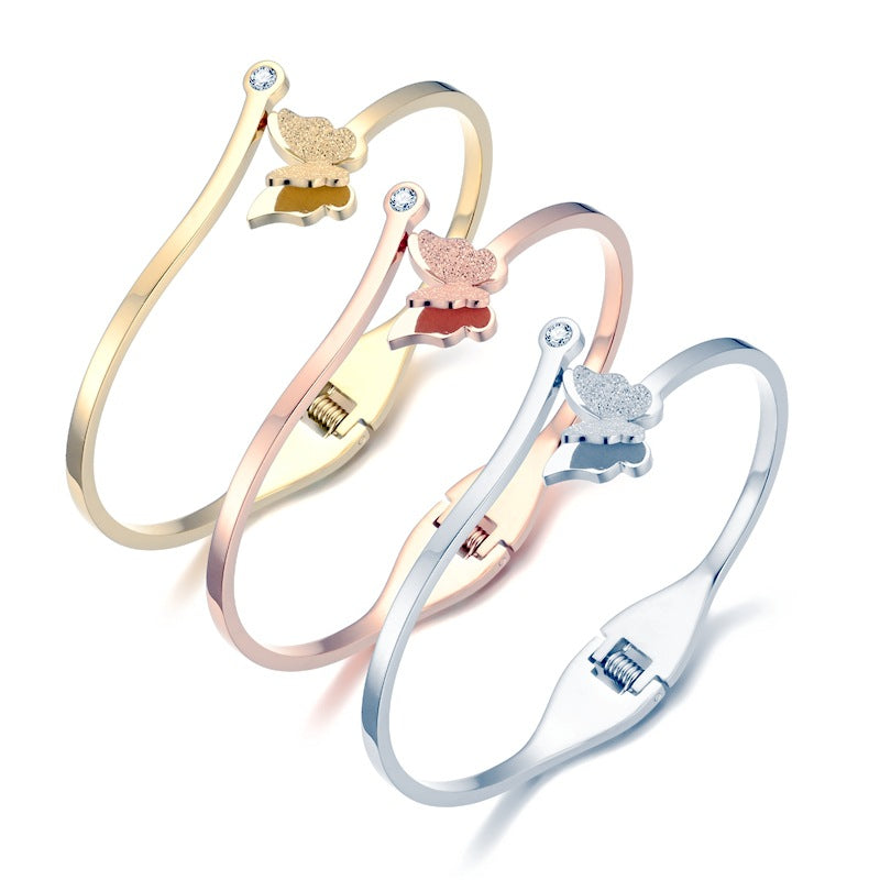 Damen Armreif mit elegantem Schmetterlingsdesign und funkelnden Zirkonia Shop Nory