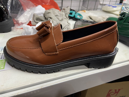 Damen Lack‑Loafer mit profilierter Gummisohle, dekorativer Riemchenschleife und gepolstertem Komfortfußbett Shop Nory