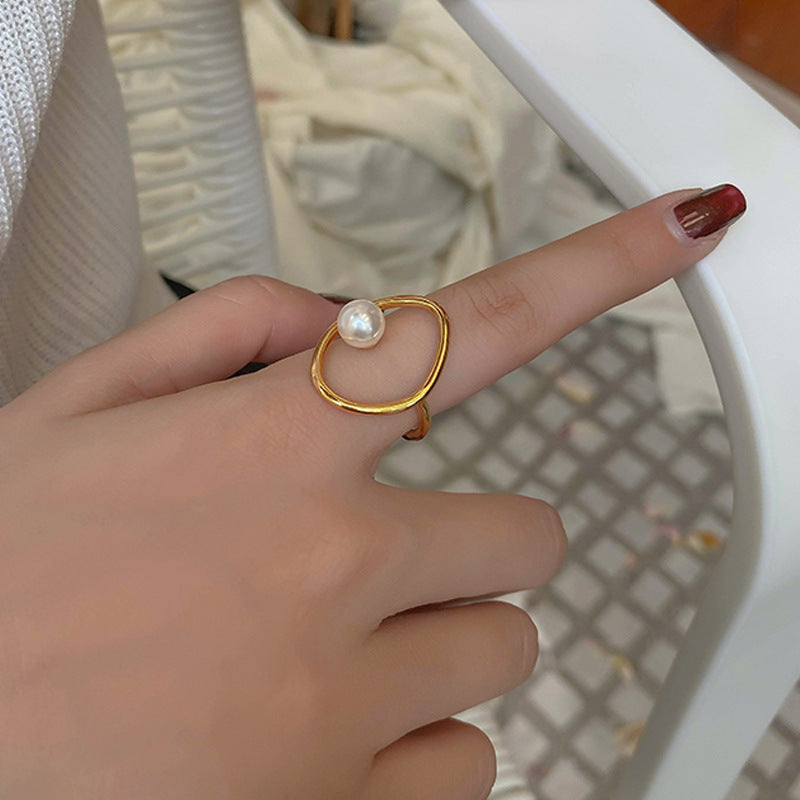 Damen Ring mit stilvollem Perlendesign und geschwungenem Rahmen Shop Nory