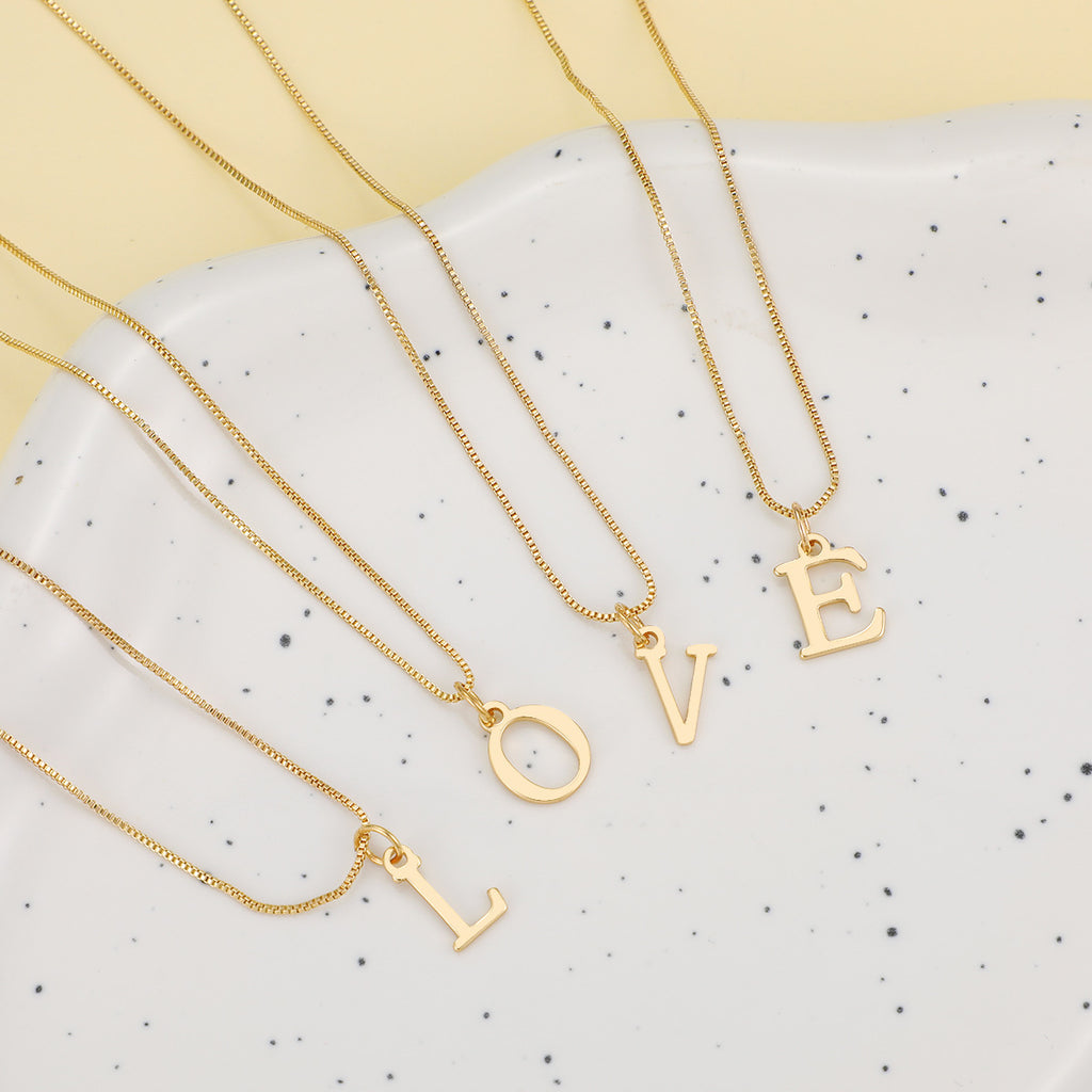 Damen Halskette mit modischem Initial-Anhänger in elegantem Design Shop Nory