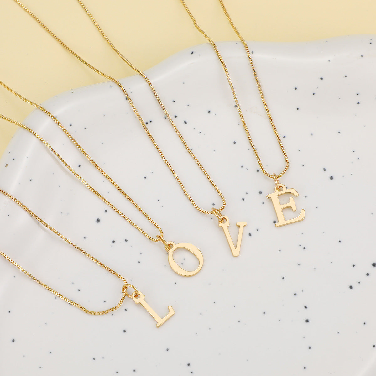 Damen Halskette mit modischem Initial-Anhänger in elegantem Design Shop Nory