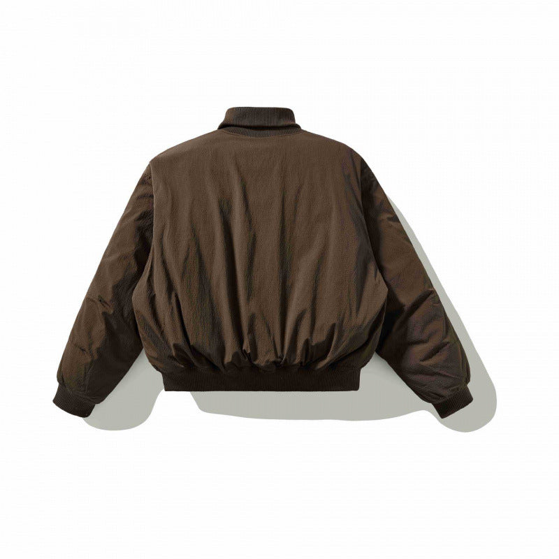 Unisex Kurz geschnittene Volumen-Bomberjacke mit hohem Rippkragen, verdeckter Druckknopfblende und gerundeten Pattentaschen Shop Nory