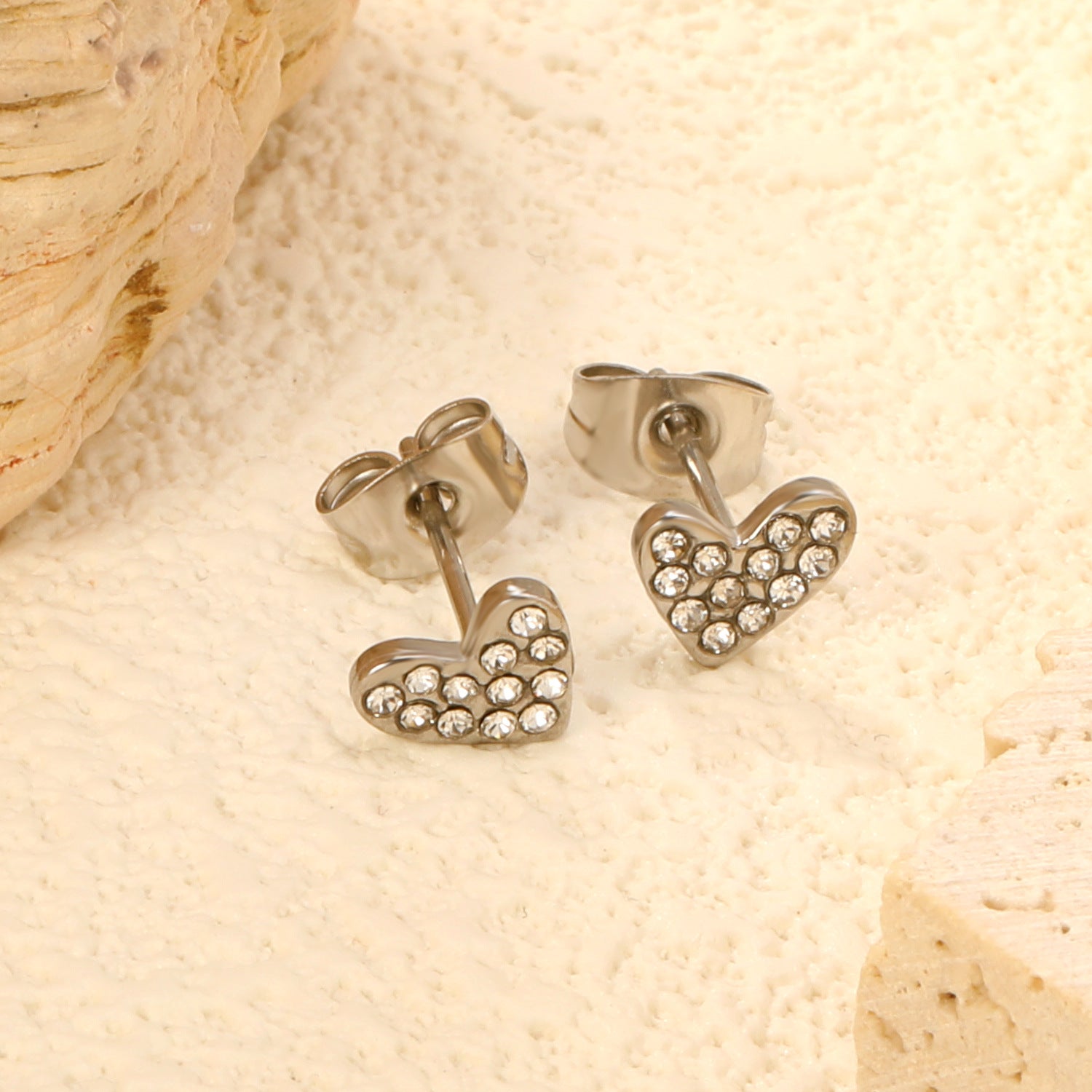 Damen Ohrstecker im herzförmigen Design mit funkelnden Zirkonia Shop Nory