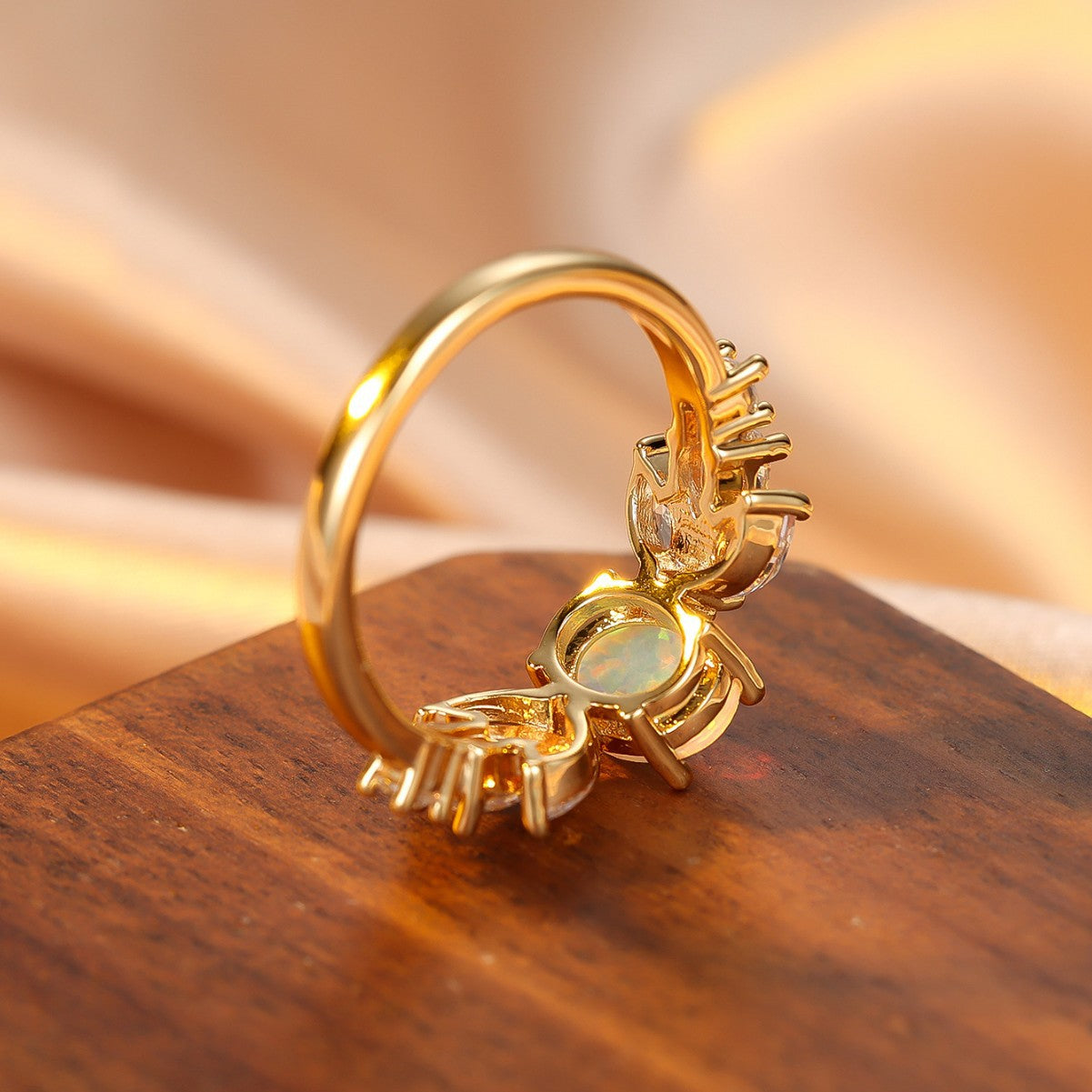 Damen Ring mit filigraner Blütenstruktur und schimmerndem Opal Shop Nory