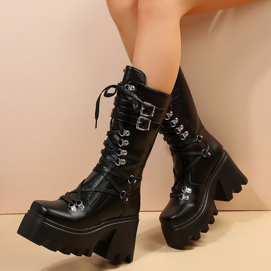 Damen Kniehohe Plateaulug-Bikerstiefel mit dekorativen Metallhaken und robuster Profilsohle Shop Nory