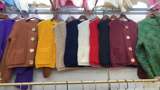 Damen grobgestrickte Woll-Boxy-Weste mit Zierknöpfen und Eingrifftaschen Shop Nory