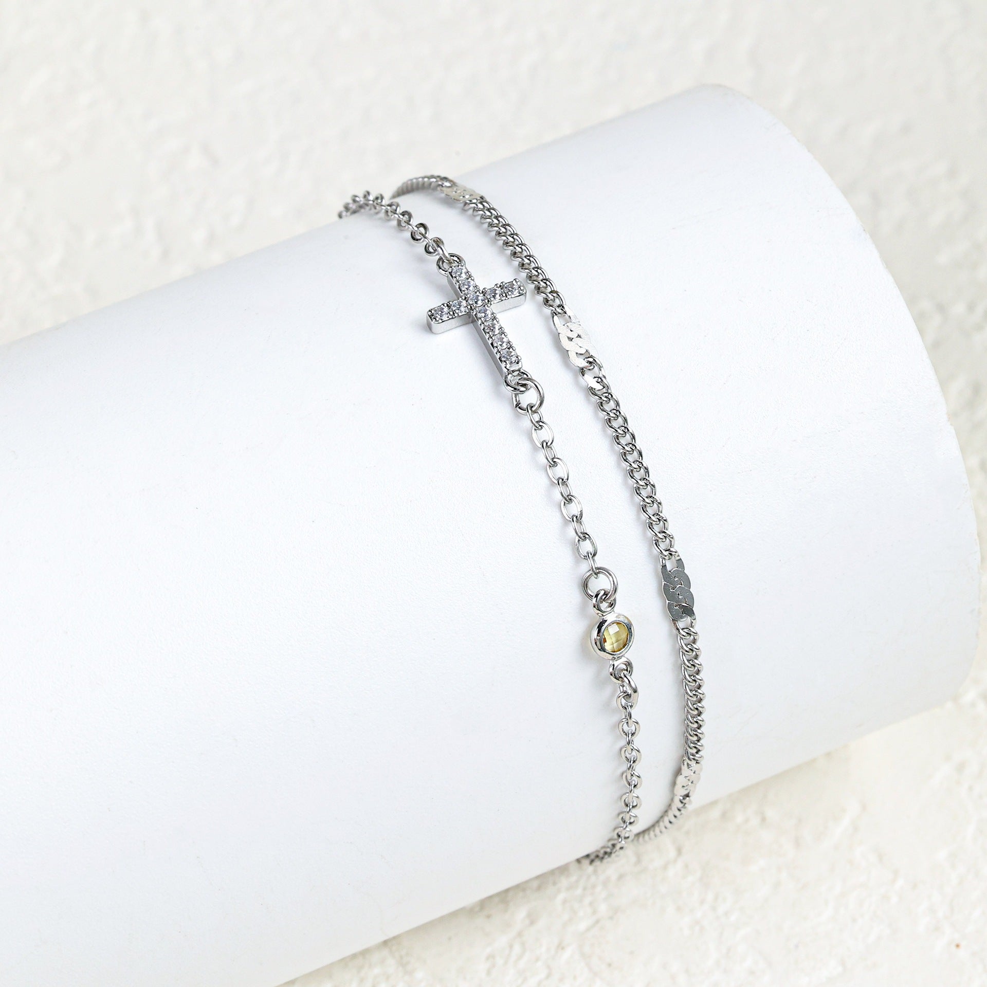 Damenarmband mit christlichem Kreuz und funkelnden Strasssteinen Shop Nory