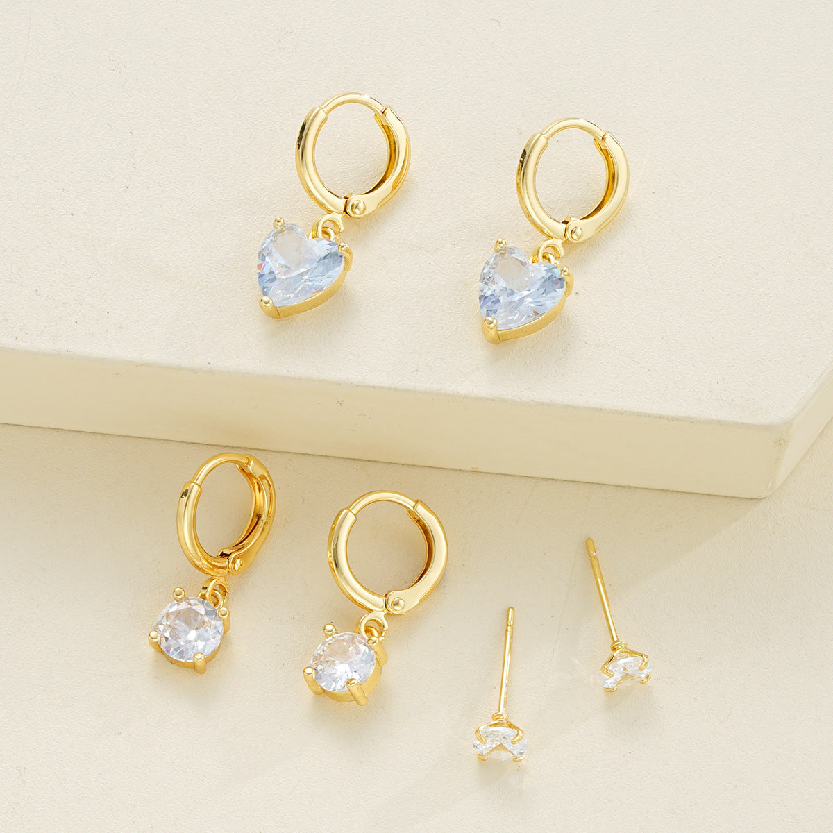 Damen Ohrringe Set mit funkelnden Kristallen und éléganten Goldrahmen Shop Nory