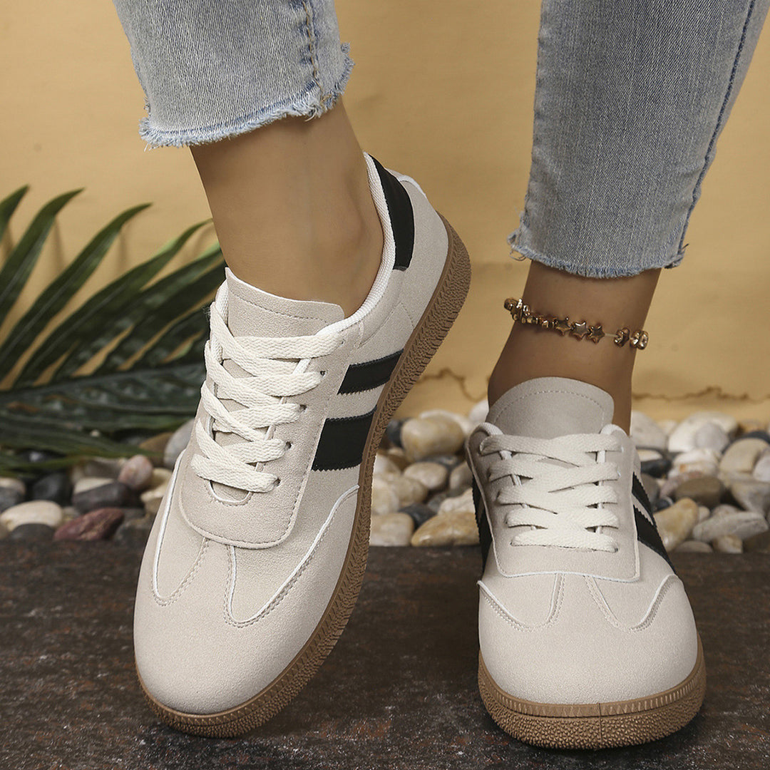 Damen Retro-Sneaker mit Wildleder-Optik, Gumsohle und kontrastierenden Streifen Shop Nory