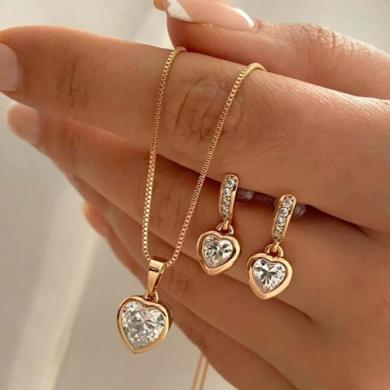 Damen Schmuckset mit funkelnden Herzanhängern und eleganten Details Shop Nory